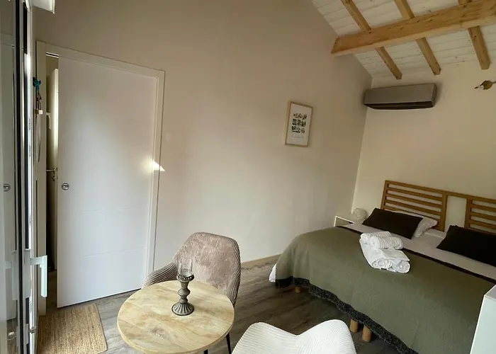 לינה וארוחת בוקר Rosso 3*